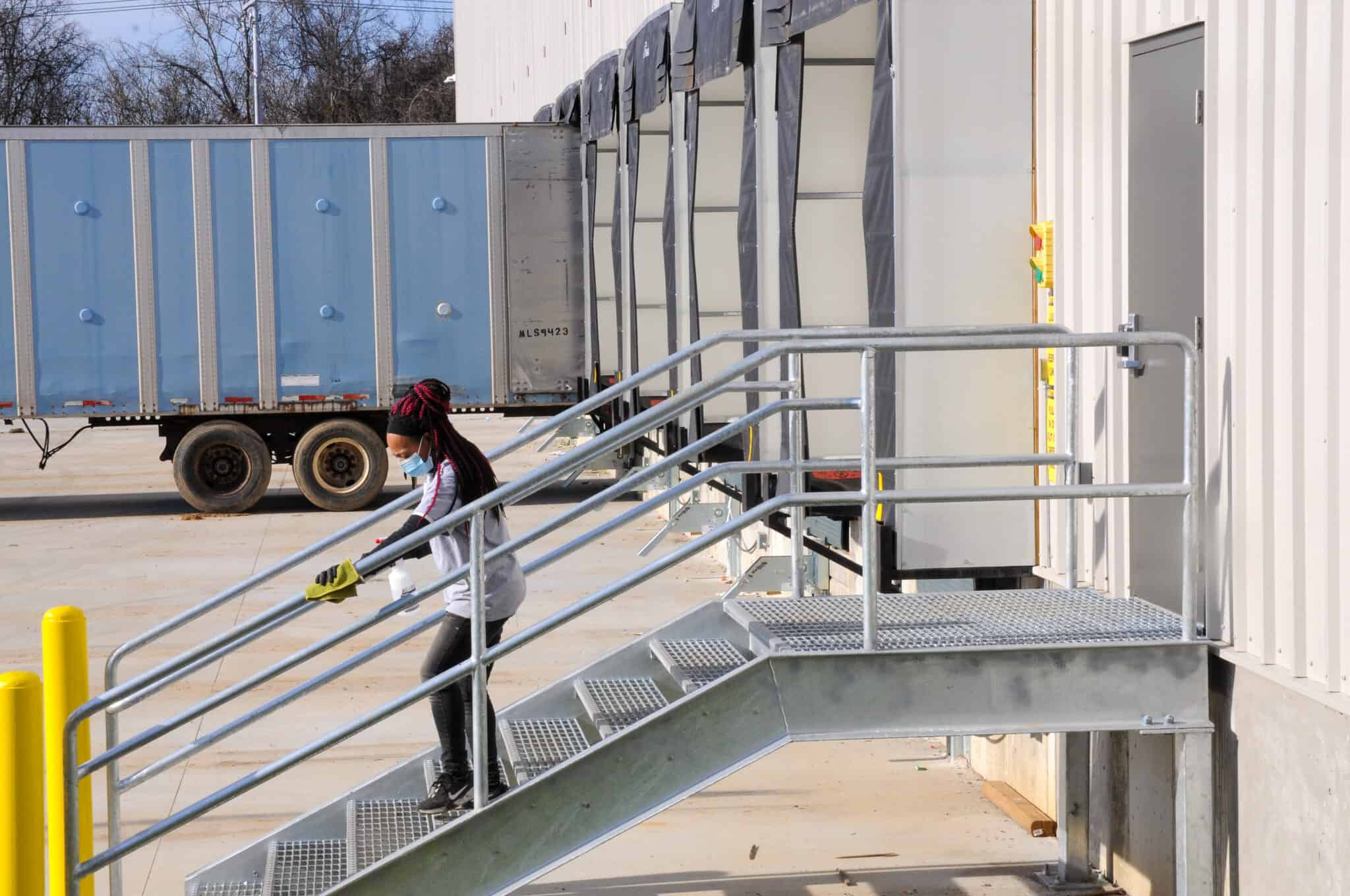 floor-loaded-vs-palletized-shipping-containers-red-stag-fulfillment